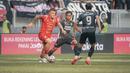 Pemain Persija Jakarta, Fabio Calonego mencoba mengamankan bola dari rebutan pemain Semen Padang pada laga pekan terakhir BRI Super League 2025/2026 pada Sabtu (23/5) sore WIB. (Bola.com/Abdul Aziz)