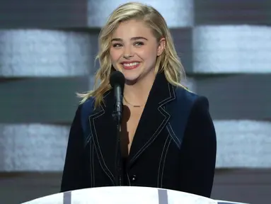 Aktris Chloe Grace Moretz memberikan pidato pada hari keempat Konvensi Nasional Partai Demokrat di Philadelphia, Pennsylvania, AS (28/7). Chloe Moretz mengajak para anak muda untuk memberikan suaranya di pemilihan mendatang. (Alex Wong/Getty Images/AFP)