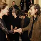 Kate Middleton dan Pangeran William menemui One Direction saat kedua pihak menghadiri Royal Variety Performance.