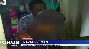 Petugas menemukan sejumlah senjata tajam yang disembunyikan di dalam rumah.