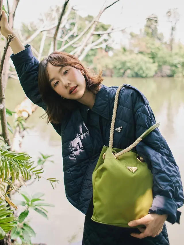 Gaya Outdoor Stylish Karina aespa hingga Jeon Somi Kenakan Prada Re-Nylon yang Ramah Lingkungan