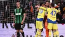 <p>Para pemain Juventus merayakan kemenangan di akhir pertandingan melawan Sassuolo pada lanjutan Liga Serie A Italia di stadion Citta del Tricolore di Reggio Emilia, Selasa (26/4/2022). Juventus menang tipis atas Sassuolo 2-1. (AFP/Marco Bertorello)</p>