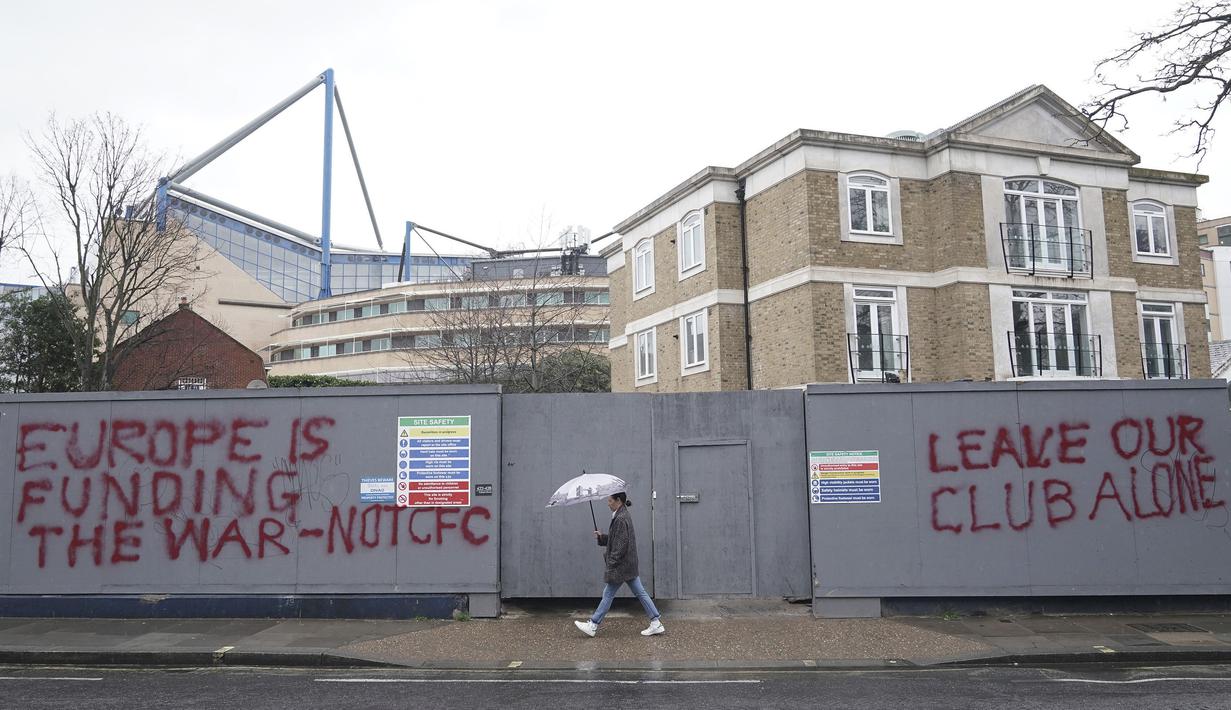 Para penggemar pun berharap agar pemerintah Inggris mencabut sanksi untuk Chelsea dan bisa memberikan kesempatan kepada pemilik baru untuk menjalankan kembali klub kesayangan mereka. (AP/PA/Yuk Moi)