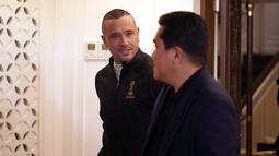 Penunjukkan Radja Nainggolan oleh Ketum PSSI Erick Thohir dikarenakan punya kedekatan dengan Indonesia. Mantan pemain AS Roma dan Inter Milan tersebut memiliki ayah yang berasal dari Sumatra Utara. (Bola.com/Adine Wirya)