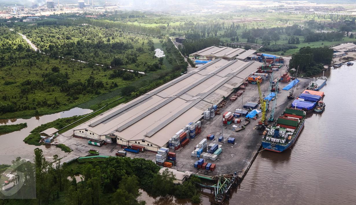 Pandangan udara aktivitas bongkar muat kapal saat bersandar di Pelabuhan PT. Indah Kiat Pulp and Paper, Kabupaten Siak, Riau, Senin (18/07). Pelabuhan tersebut terdiri atas lima dermaga. (Liputan6.com/Fery Pradolo)