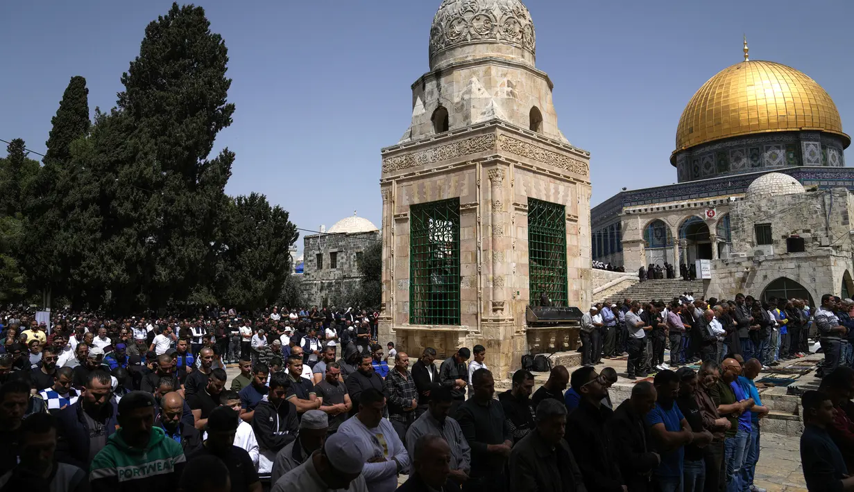 Polisi Israel juga membatasi jumlah jemaah yang masuk ke dalam Kompleks Masjid Al Aqsa. (AP Photo/Mahmoud Illean)