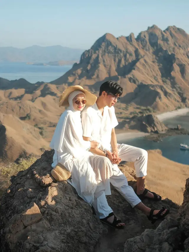 Dinda Hauw dan Rey Mbayang saat liburan