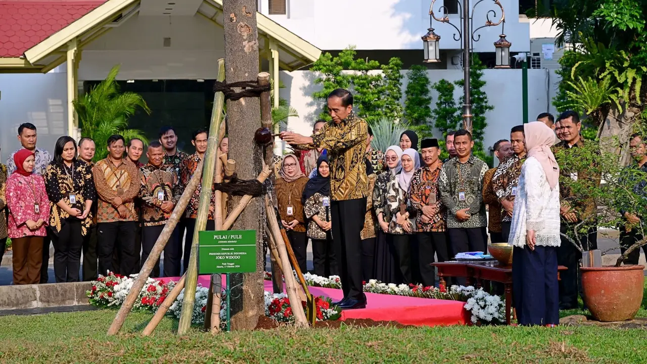 Presiden Joko Widodo atau Jokowi dan Ibu Negara Iriana melaksanakan kegiatan penanaman pohon di halaman tengah Istana Kepresidenan Jakarta.