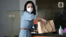 Seorang karyawan swasta, Agnes Jennifer memenuhi panggilan penyidik KPK di Jakarta, Senin (18/5/2020). Agnes diperiksa sebagai saksi untuk tersangka mantan Sekretaris MA Nurhadi terkait kasus suap dan gratifikasi perkara di Mahkamah Agung (MA) tahun 2011-2016. (merdeka.com/Dwi Narwoko)