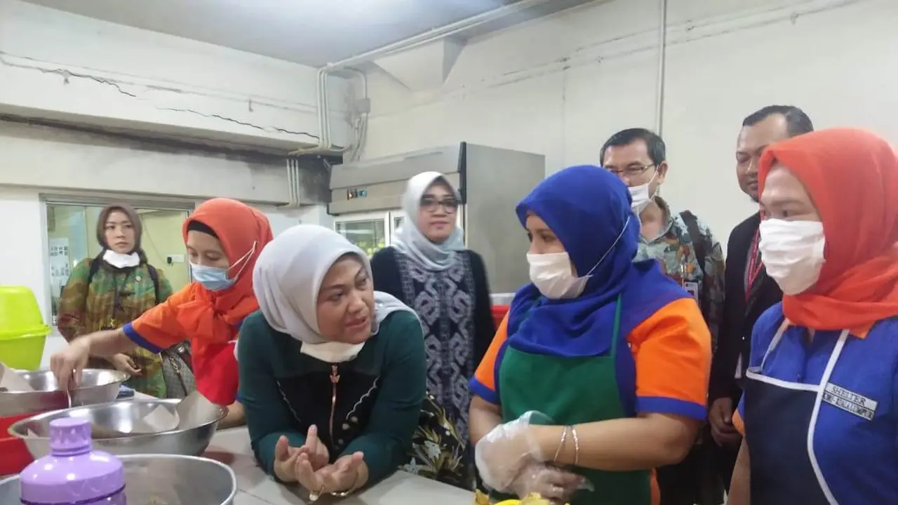 Menaker Ida Fauziyah Kunjungi Pekerja Migran Indonesia di Sony Malaysia