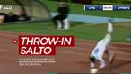 Berita video bek klub Iran, Nader Mohammadi, melakukan throw-in fantastis dengan cara salto untuk melakukan umpan lambung jarak jauh.