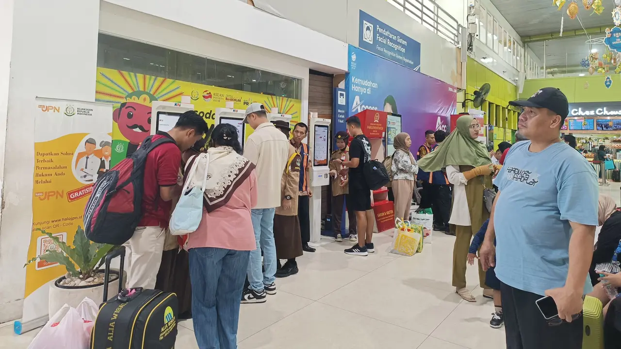 Suasana arus mudik di Stasiun Gambir, Jakarta Pusat.