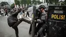 Pengunjuk rasa berusaha menghalangi polisi yang maju dengan perisai selama demonstrasi yang menuntut pembubaran parlemen di depan gedung parlemen Dewan Perwakilan Rakyat di Jakarta pada 25 Agustus 2025. (YASUYOSHI CHIBA/AFP)