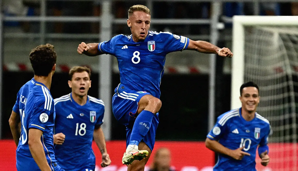 Selebrasi gelandang Timnas Italia, Davide Frattesi setelah mencetak gol pertama timnya ke gawang Timnas Ukraina pada laga Grup C Kualifikasi Euro 2024 di San Siro Stadium, Milan, Rabu (13/9/2023) dini hari WIB. (AFP/Gabriel Bouys)