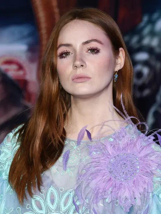 Aktris Karen Gillan berpose saat menghadiri pemutaran perdana film "Jumanji: The Next Level" di Los Angeles, California, AS (9/12/2019). Wanita asal Skotlandia ini tampil cantik mengenakan gaun biru tipis yang dihiasi sulaman bunga-bunga berbulu. (Jon Kopaloff/Getty Images/AFP)