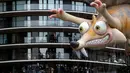Balon animasi film Ice Age, Tupai Scrat melayang di dekat teras bangunan selama parade tahunan Macy's Thanksgiving Day ke-90 di Manhattan, New York, Kamis (24/11). Parade ini pertama kali diadakan oleh Macy's pada 1924 di New York. (REUTERS/Andrew Kelly)