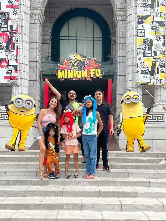 Keluarga Giring berpose bersama minion. (Foto: Instagram/ cynthiaganesha)