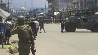 Pasukan keamanan mengamankan lokasi ledakan bom di Kota Jolo, Pulau Sulu, Filipina, Senin (24/8/2020). Bom meledak di selatan Filipina kendati pengamanan ekstra ketat dilakukan menyusul ancaman dari militan Abu Sayyaf. (Philippine National Red Cross via AP)