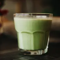 Cegah penyebaran virus corona, dengan mengenali manfaat jitu dari jus seledri yang dapat meningkatkan imunitas tubuh./ Photo by Fallon Michael on Unsplash