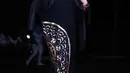 Dewi Sandra hadir dengan mengenakan busana muslim serba hitam.  Sedikit dengan motif dan dipandu dengan jilbab dengan warna gelap menambah serasi. "Thank you @dinipratiwiira for the lovely dress" (Nurwahyunan/Bintang.com)