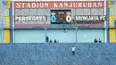 Sepinya penonton yang menyaksikan laga Sriwijaya FC melawan Gresik United pada laga Piala Jenderal Sudirman di Stadion Kanjuruhan, Malang, Kamis (19/11/2015). (Bola.com/Kevin Setiawan)