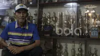 Pelatih legendaris Persib Bandung, Indra Thohir, saat berada di rumahnya di Bandung, Jawa Barat, Selasa (28/3/2017). (Bola.com/Vitalis Yogi Trisna)