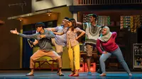 Sejumlah pemain mementaskan Teater Musikal Cek Toko Sebelah yang merupakan kolaborasi kelompok seni Ernest Prakasa dengan Jakarta Movin di Teater Jakarta, Taman Ismail Marzuki (TIM), Jakarta. (Liputan6.com)