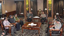 Kesepahaman itu terkait sosialisasi tentang penerapan pengendalian gratifikasi yang diterima anggota Polri seluruh Indonesia, Jakarta, Selasa (19/8/14). (Liputan6.com/Miftahul Hayat)