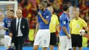 Bek Italia, Leonardo Bonucci, tampak kecewa usai takluk dari Spanyol pada laga kualifikasi piala dunia 2018 di Stadion Santiago Bernabeu, Madrid, Sabtu (2/9/2017). Spanyol menang 3-0 atas Italia. (AP/Paul White)
