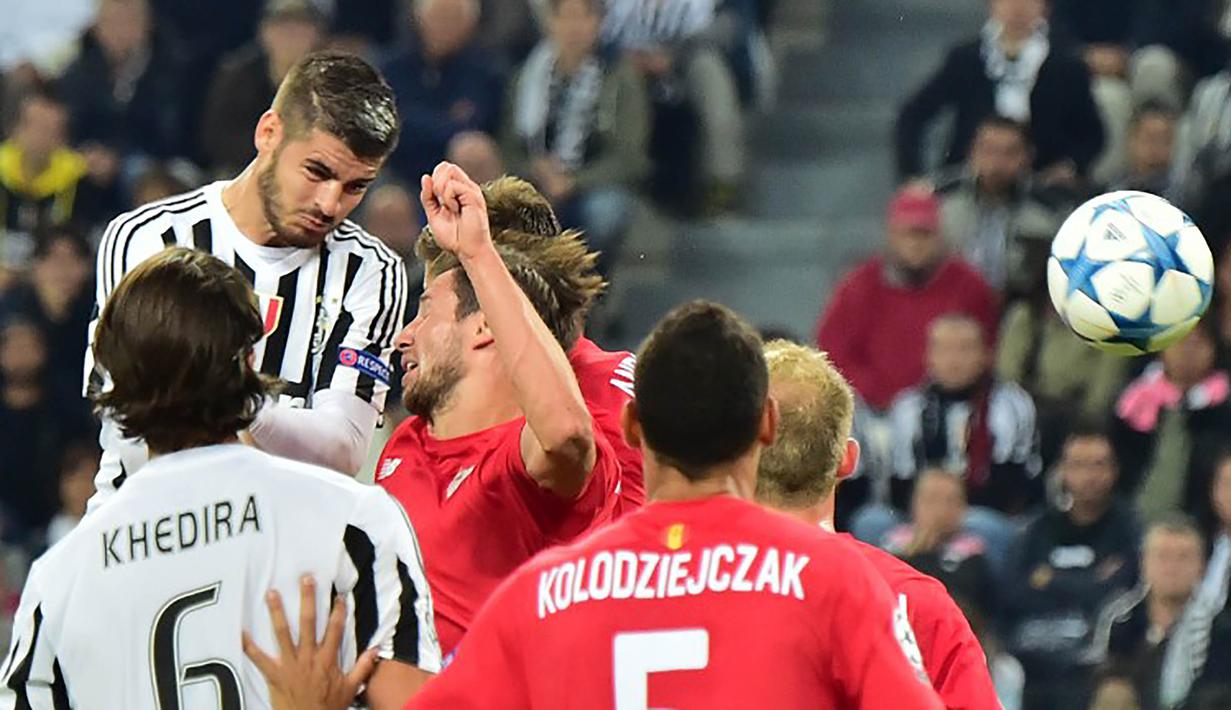 Penyerang Juventus, Alvaro Morata melakukan duel udara dengan pemain Sevilla pada laga Liga Champions di Stadion Juventus, Kamis (1/10/2015). (AFP Photo/Giuseppe Cacace)