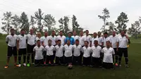 Jendry Pitoy (kedua dari kiri berdiri) bersama peserta kursus kepelatihan lisensi C AFC. (Bola.com/Dok. Pribadi)