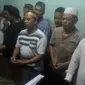 Isak tangis pecah saat peti jenazah Rohmanir Pandi Sagala (23), tiba di rumah duka di Pondok Bahar Permai A-1/6 RT02 RW07, Karang Tengah, Kota Tangerang, Minggu (4/11/2018) malam.