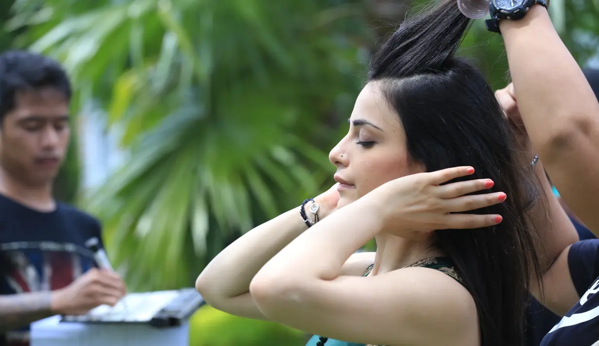 Tidak berlarut sedih, justru Radhika merasa senang karena mendapatkan hadiah dari para fansnya. Ia juga mengatakan, perayaan tahun ini menjadi yang terbaik baginya sepanjang hidupnya. (Adrian Putra/Bintang.com)