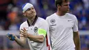 Meski terkena cedera yang cukup parah, Sebastian Rode tetap melanjutkan untuk bermain selama 90 menit dengan mengenakan perban di bagian kepala. Pemain asal Jerman tersebut tercatat telah memberikan empat bola panjang dan empat umpan kunci saat dia memimpin dari depan. (AFP/Javier Soriano)