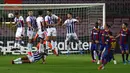 Striker Barcelona, Lionel Messi, melepaskan tendangan bebas ke gawang Real Valladolid pada laga Liga Spanyol di Stadion Camp Nou, Selasa (6/4/2021). Barcelona menang dengan skor 1-0. (AP Photo/Joan Monfort)