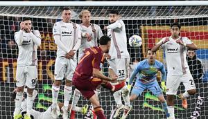Tendangan bebas yang dilakukan Lorenzo Pellegrini pada laga AS Roma kontra Cremonese di ajang Liga Italia 2025/2026. (Filippo MONTEFORTE / AFP)
