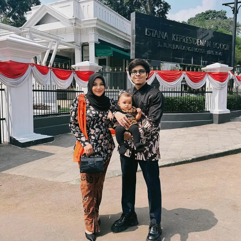 8 Gaya Artis Pakai Kebaya Floral yang Bisa Jadi Inspirasi untuk 17-an, dari Syifa Hadju, Beby Tsabina, hingga Andien Aisyah