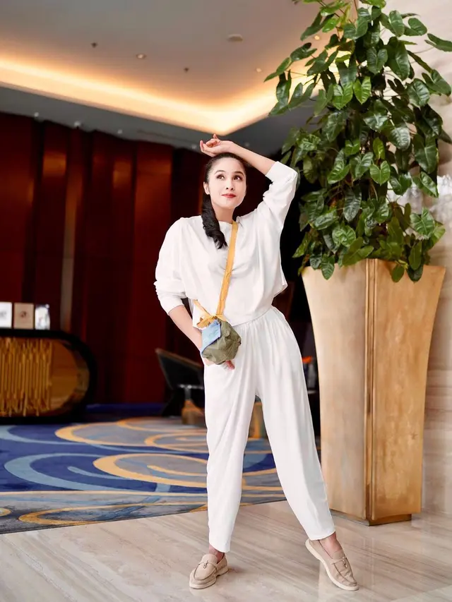 Genap Berusia 39 Tahun, Ini 7 Potret Sandra Dewi yang Disebut Tetap Awet Muda Bak ABG