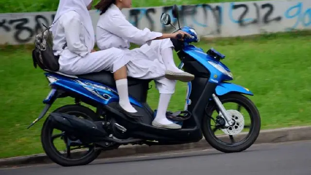 6 Drama Cewek Saat Naik Motor Ini Banyak Tingkah, Ada-Ada Saja