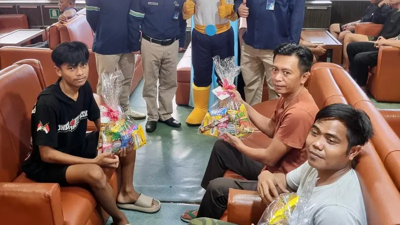 PT ASDP Indonesia Ferry (Persero) Cabang Lembar membagikan sekitar 250 bingkisan snack. Langkah ini dalam rangka memperingati Hari Pelanggan Nasional. (Dok ASDP)