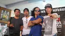 Slank berpose usai konferensi pers terkait konser Slank di sejumlah daerah perbatasan Indonesia, Jakarta, Selasa (10/5). Bimbim mengatakan pihaknya sangat bersemangat dalam menggelar konser di perbatasan. (Liputan6.com/Herman Zakharia)