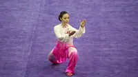 Atlet Wushu Indonesia, Lindswell Kwok saat tampil pada Kejuaraan Dunia Wushu 2015 di Istora, Senayan, Jakarta, Sabtu (14/11/2015). (Bola.com/Nicklas Hanoatubun).