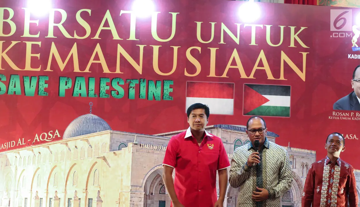 Ketua Taruna Merah Putih Maruarar Sirait (paling kiri), Ketua Kadin Rosan Roeslani (tengah) Ketua HIPMI Bahlil Lahadalia (paling kanan) memberi sambutan saat acara galang dana untuk Palestina di Jakarta (8/15). (Liputan6.com/Faizal Fanani)