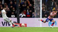 Real Madrid&nbsp;harus bertanding hingga 120 menit&nbsp;untuk bisa mengalahkan Atletico Madrid dengan skor 3-1 pada laga perempat final Copa del Rey di Santiago Bernabeu, Jumat (27/1/2023) dini hari WIB. Satu dari tiga gol Madrid dicetak Karim Benzema. (AFP/Pierre-Philippe Marcou)