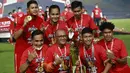 Pelatih Persija Jakarta, Sudirman, berpose bersama para pemainnya usai menjuarai Piala Menpora 2021 di Stadion Manahan, Solo, Minggu (25/4/2021). (Bola.com/M Iqbal Ichsan)