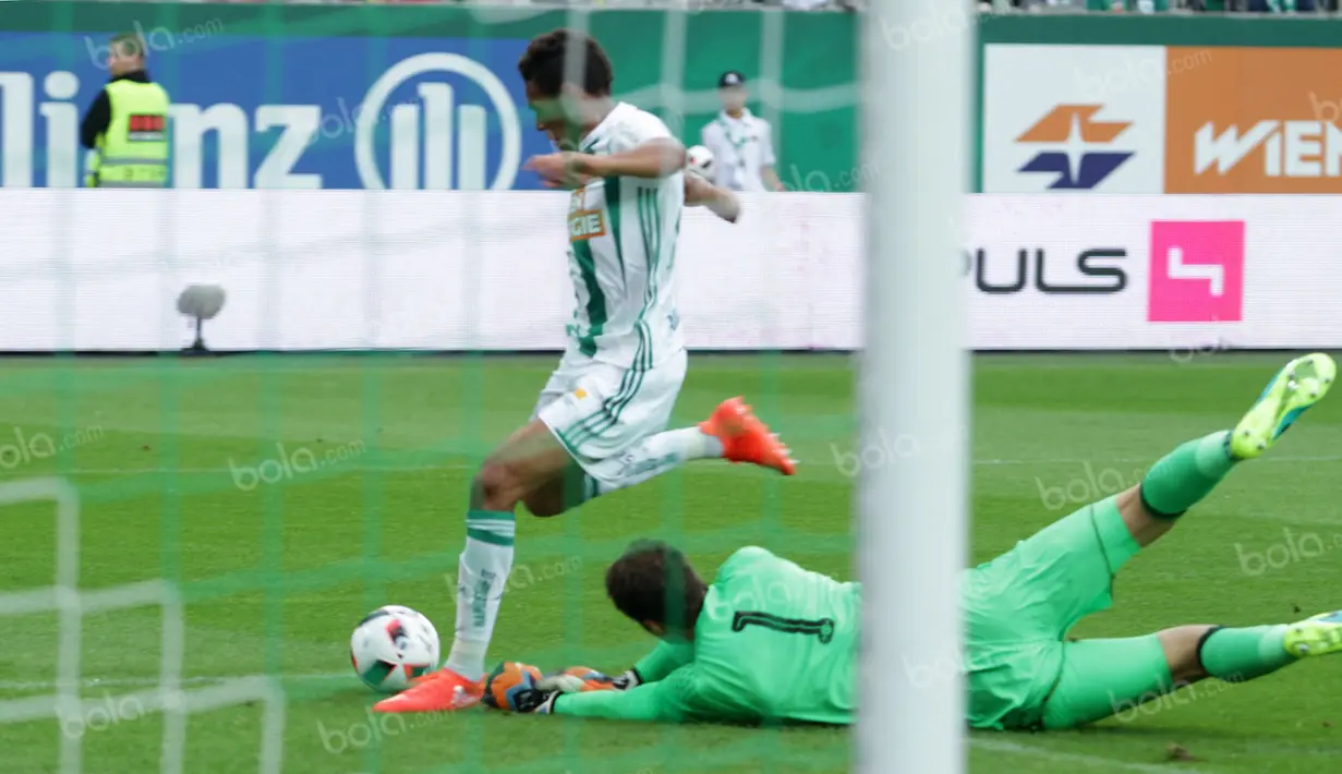 Striker Rapid Vienna berhasil mengecoh kiper Chelsea, Asmir Bergovic, dan membuat timnya unggul 1-0 di babak pertama. (Bola.com/Reza Khomaini)