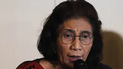 Menteri Kelautan dan Perikanan Susi Pudjiastuti memberi keterangan pers di Bandara Halim Perdanakusuma, Jakarta, Selasa (30/4/2019). Susi menyatakan 38 dari 51 kapal pencuri ikan yang akan ditenggelamkan merupakan kapal Vietnam. (Liputan6.com/Herman Zakharia)