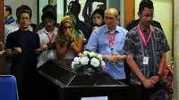 Salah satu jenazah korban pesawat AirAsia QZ-8501 diserah terimakan di RS Bhayangkara, Surabaya, Kamis (1/1/2015). Beberapa kerabat korban hadir dalam upacara terima jenazah dari pihak Kepolisian dan Basarnas kepada keluarga. (Liputan6.com/Johan Tallo)