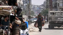 Ini menjadi bagian dari evakuasi massal yang diperintahkan oleh militer Israel menjelang operasi. (AP Photo/Abdel Kareem Hana)