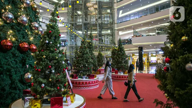 Pohan Natal Raksasa Hiasi Mal di Jakarta